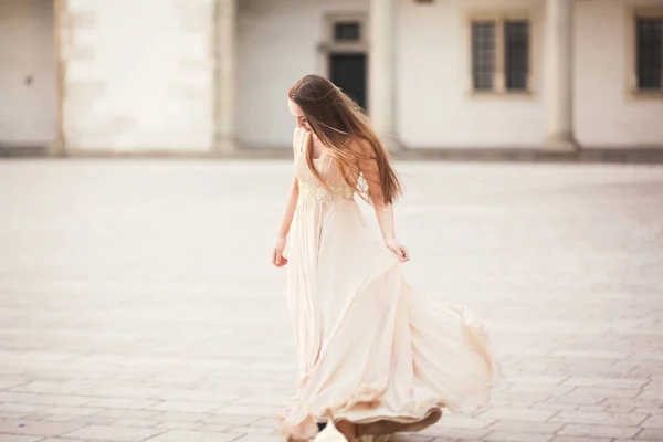 Schönes Mädchen, Model mit langen Haaren, das in einem alten Schloss in der Nähe von Säulen posiert. Krakauer Bauchnabel — Stockfoto