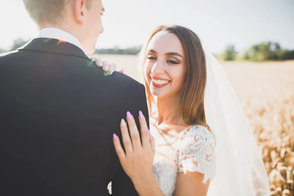 Besos boda pareja en primavera naturaleza primer plano retrato — Foto de Stock