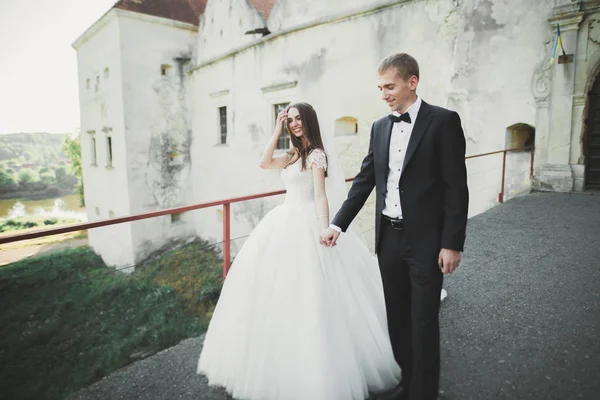 Sensueel getrouwd stel, valentijnsknuffels voor oud slavisch kasteel — Stockfoto