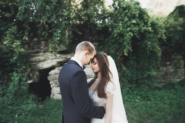 Bahar mevsiminde öpüşen düğün çifti. Yakın plan portre. — Stok fotoğraf