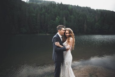 Mükemmel bir çift gelin ve damat düğün günlerinde poz verip öpüşürler.