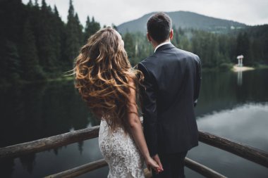 Mükemmel bir çift gelin ve damat düğün günlerinde poz verip öpüşürler.