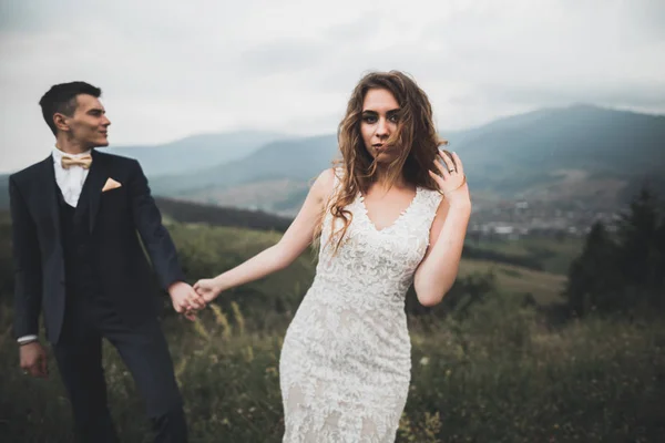 Brautpaar hält Händchen — Stockfoto