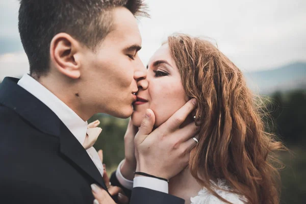 Retrato sensual de um jovem casal de casamentos. Ao ar livre — Fotografia de Stock