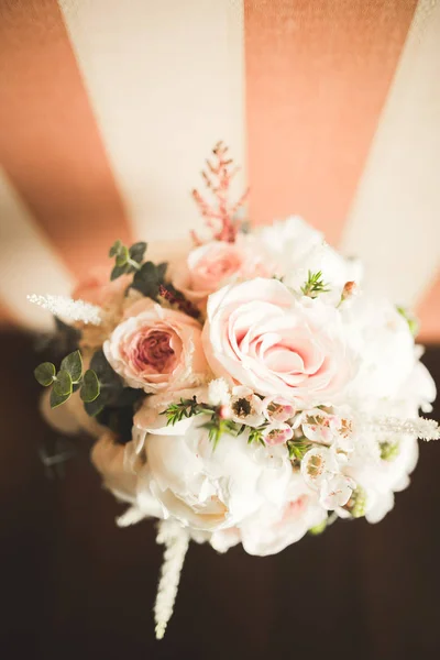 Прекрасный свадебный букет с различными цветами, розами — стоковое фото