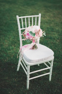 Farklı çiçeklerle güzel bir düğün buketi, güller