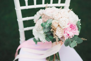 Farklı çiçeklerle güzel bir düğün buketi, güller