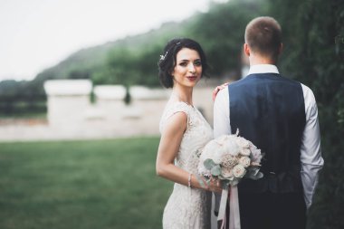 Lüks evli çift, gelin ve damat eski şehirde poz veriyor.