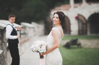 Botanik parkında yürüyen mutlu bir çift.