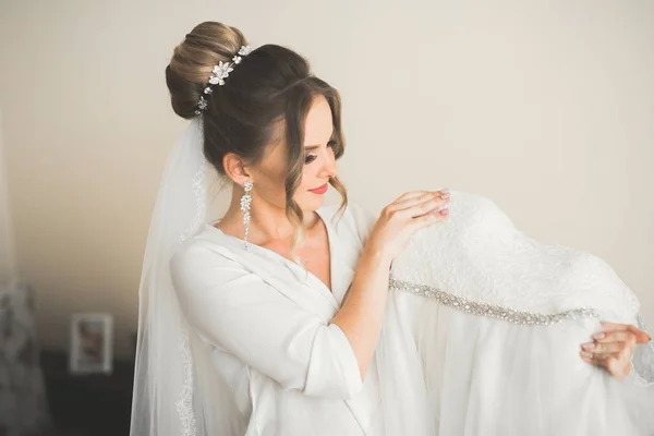 Retrato de novia hermosa con velo de moda en la mañana de la boda — Foto de Stock