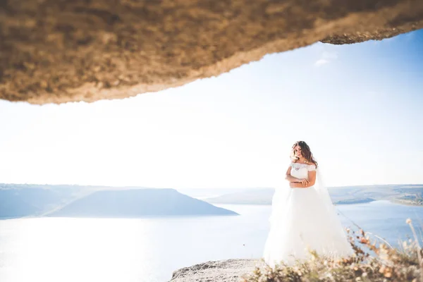 Ρομαντικό όμορφη νύφη σε λευκό φόρεμα ποζάρουν στο φόντο της θάλασσας — Φωτογραφία Αρχείου