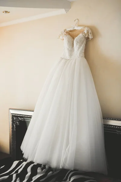 The perfect wedding dress in the room of the bride — Stock Photo, Image