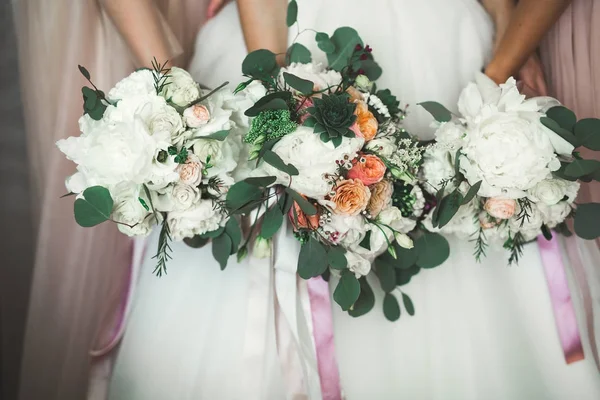 Maravilhoso bouquet de casamento de luxo de flores diferentes — Fotografia de Stock