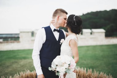 Güzel, mutlu bir düğün çifti, güzel şehirde uzun beyaz elbiseli bir gelin.