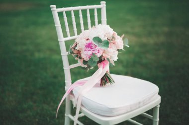 Farklı çiçeklerden oluşan lüks bir düğün buketi.