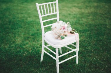 Farklı çiçeklerle güzel bir düğün buketi, güller