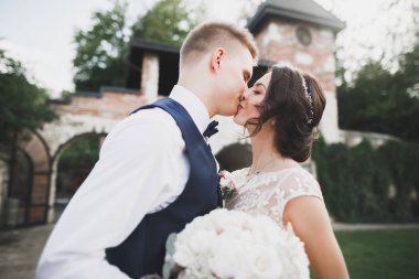 Botanik parkında yürüyen mutlu bir çift.