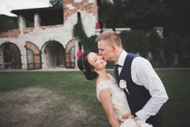 Güzel, mutlu bir düğün çifti, güzel şehirde uzun beyaz elbiseli bir gelin.