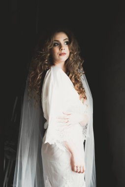 Güzel moda peçe düğün sabah gelinle portresi. Gelinlik.