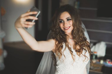 Mutlu gelin düğün gününde evde selfie alarak