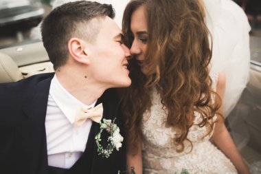 Sadece evli çift lüks retro arabada düğün gününde