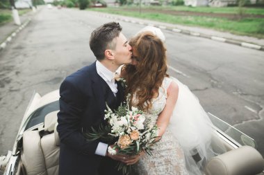 Sadece evli çift lüks retro arabada düğün gününde