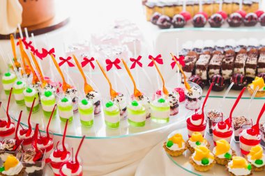 Düğün şekeri büfesinde lezzetli tatlılar, tatlılar, kekler.