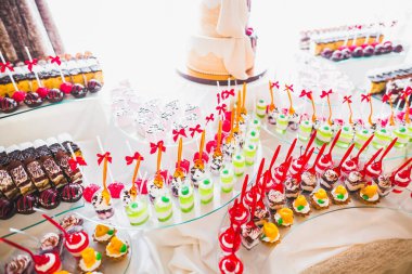 Düğün şekeri büfesinde lezzetli tatlılar, tatlılar, kekler.