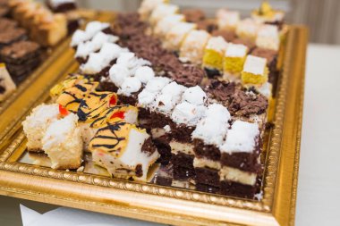 Düğün şekeri büfesinde lezzetli tatlılar, tatlılar, kekler.