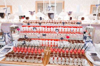 Enfes ve lezzetli bir tatlı masası ve resepsiyonda kapkek fotoğrafları.