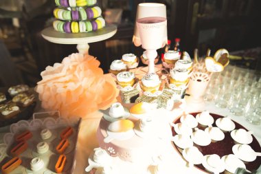 Enfes ve lezzetli bir tatlı masası ve resepsiyonda kapkek fotoğrafları.