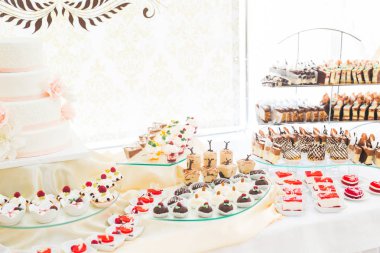 Düğün şekeri büfesinde lezzetli tatlılar, tatlılar, kekler.