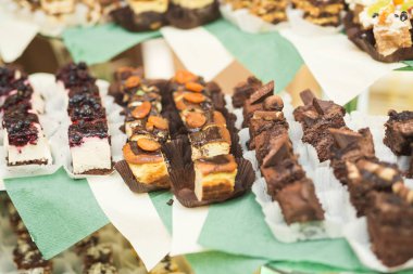 Enfes ve lezzetli bir tatlı masası ve resepsiyonda kapkek fotoğrafları.