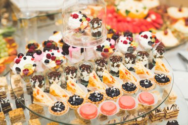 Düğün şekeri büfesinde lezzetli tatlılar, tatlılar, kekler.