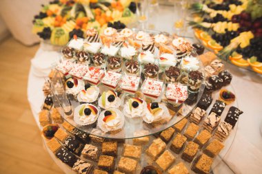 Bir büfe üzerinde pişmiş tatlı çeşitleri