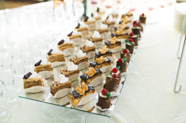 Enfes ve lezzetli bir tatlı masası ve resepsiyonda kapkek fotoğrafları.