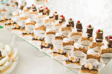 Bir büfe üzerinde pişmiş tatlı çeşitleri