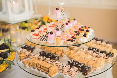 Düğün şekeri büfesinde lezzetli tatlılar, tatlılar, kekler.