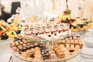 Düğün şekeri büfesinde lezzetli tatlılar, tatlılar, kekler.