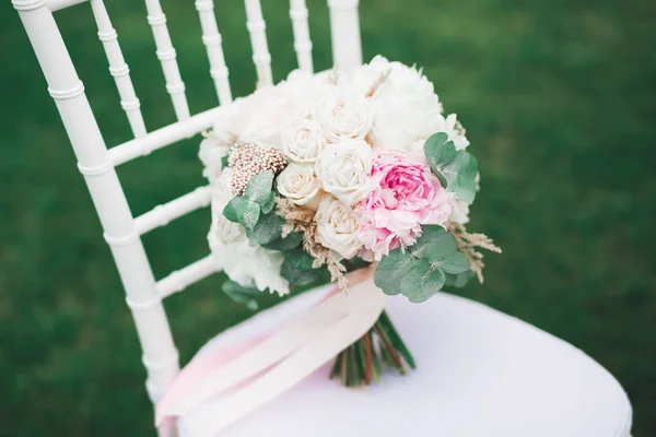 Vakre brudebuketter med forskjellige blomster, roser – stockfoto
