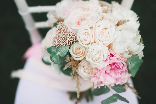 Wunderbarer luxuriöser Hochzeitsstrauß aus verschiedenen Blumen — Stockfoto