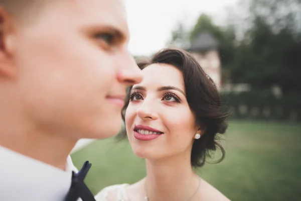 Retrato sensual de um jovem casal de casamentos. Ao ar livre — Fotografia de Stock