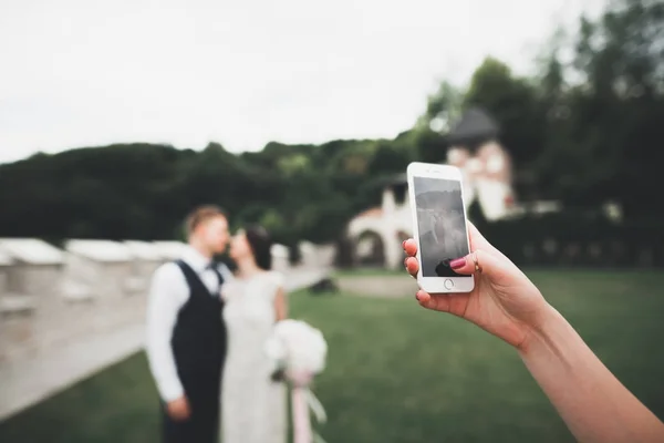 Fiatal esküvői pár vesz egy selfie magukat — Stock Fotó