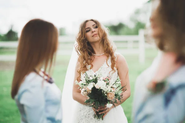Menyasszony koszorúslányokkal a parkban az esküvő napján — Stock Fotó