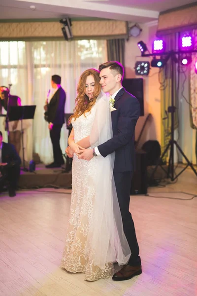 Vackra kaukasiska bröllop par precis gift och dansar sin första dans — Stockfoto