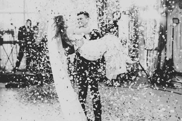 Beautiful caucasian wedding couple just married and dancing their first dance — Stock Photo, Image