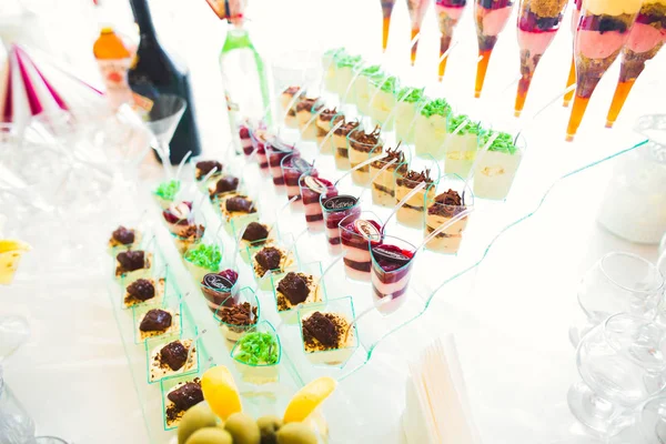 Verschillende soorten gebakken snoep op een buffet — Stockfoto