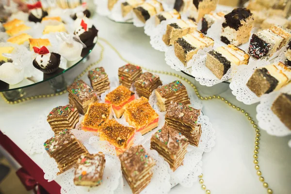 Düğün şekeri büfesinde lezzetli tatlılar, tatlılar, kekler.