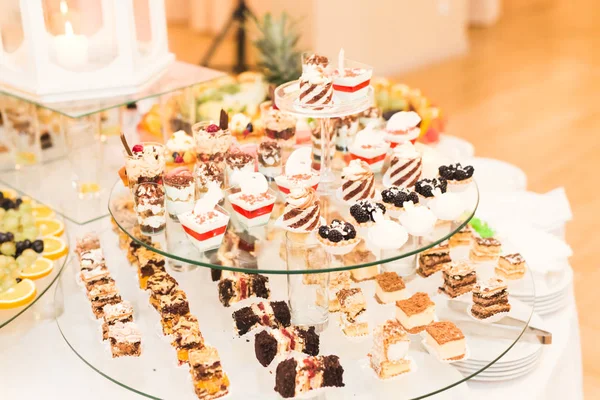 Diferentes tipos de dulces horneados en un buffet — Foto de Stock