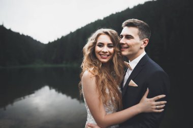 Genç bir çiftin şehvetli portresi. Açık hava.